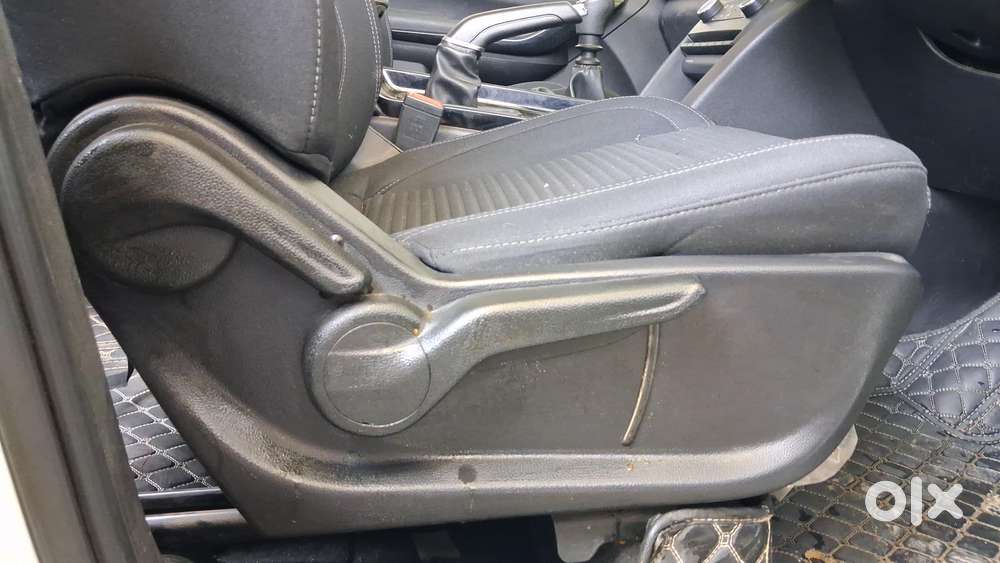 Mahindra Xuv700 2.0 Ax 5 Petrol Mt Str, 2022, Petrol