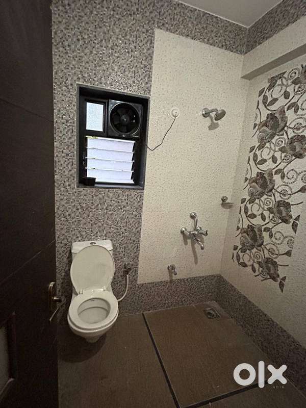 unfurnished flat in models courtyard