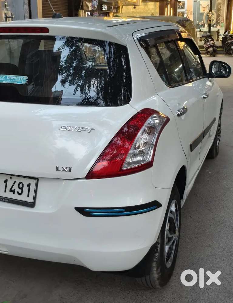 Maruti Suzuki Swift 1.2 Lxi Optional 2017