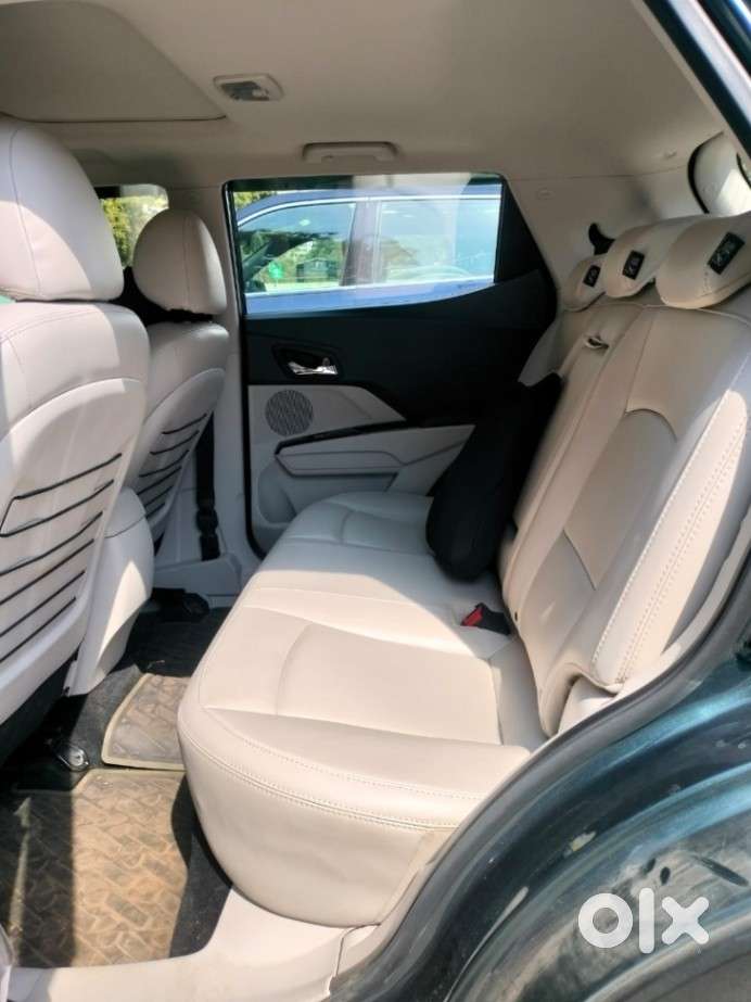 Mahindra Xuv300 1.2 W8 (o) Amt Petrol, 2022, Petrol