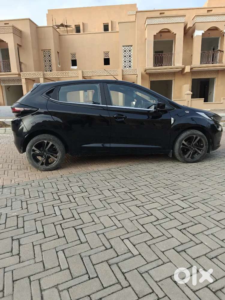 Tata Altroz Dark Edition– Excellent Condition, Company Serviced