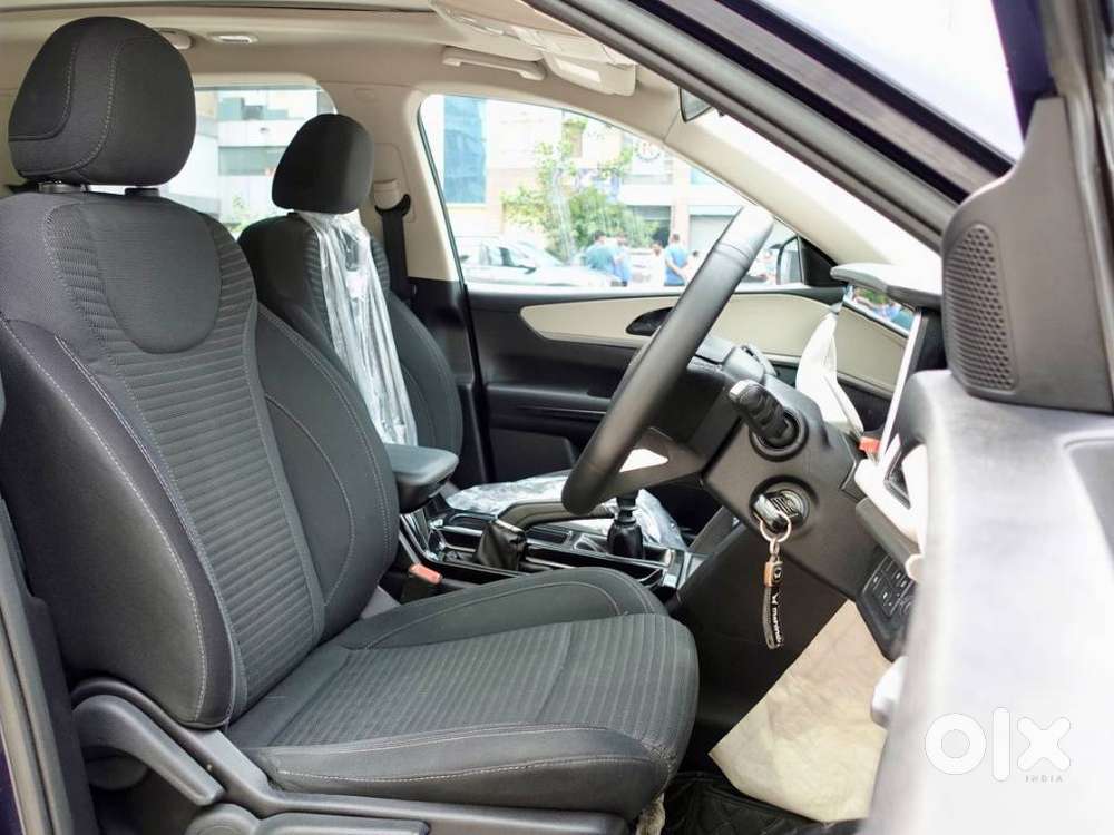 Mahindra Xuv700 Ax 5 Petrol Mt Str (e), 2022