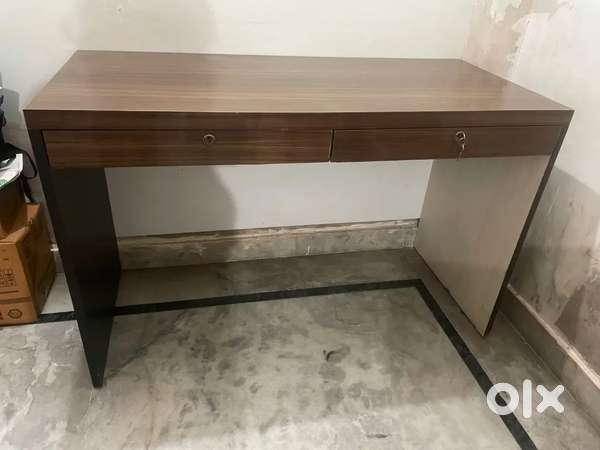Working computer table , wifi router , gas chulha