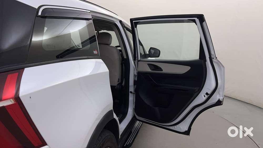 Mahindra Xuv700 2.0 Ax 5 Petrol Mt 7 Str, 2023, Petrol