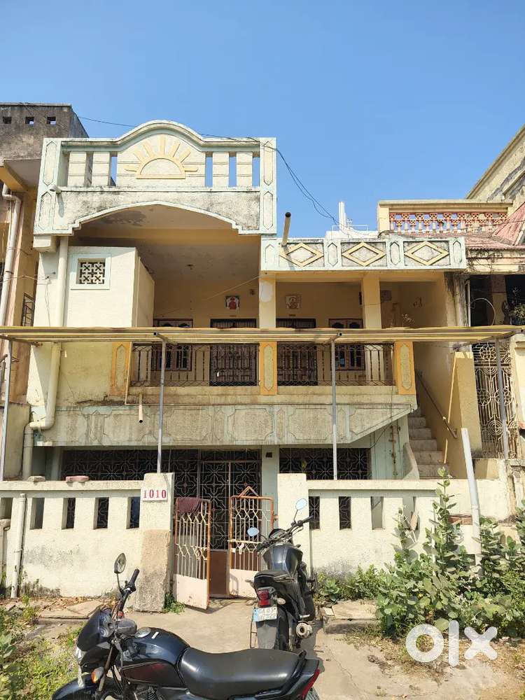 Well Maintained and fully furnished house of living