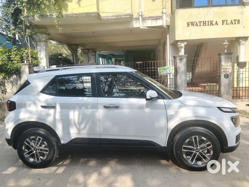 Hyundai Venue 2024 Petrol 10000 Km Driven