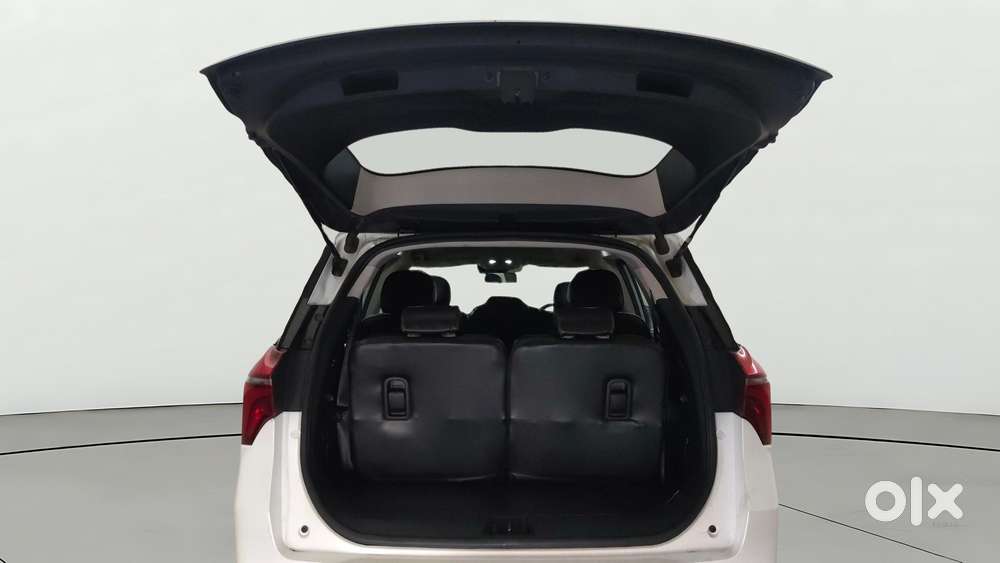 Mahindra Xuv700 2.0 Ax 7 Petrol Mt Str, 2025, Petrol