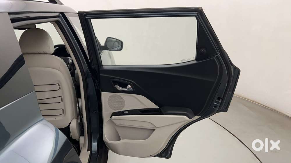 Mahindra Xuv300 1.2 W8 (o) Amt Petrol, 2022, Petrol