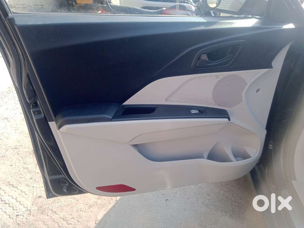 Mahindra Xuv300 2023 Diesel Well Maintained