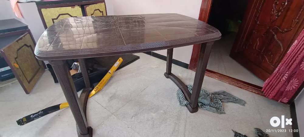 Olx plastic dining discount table