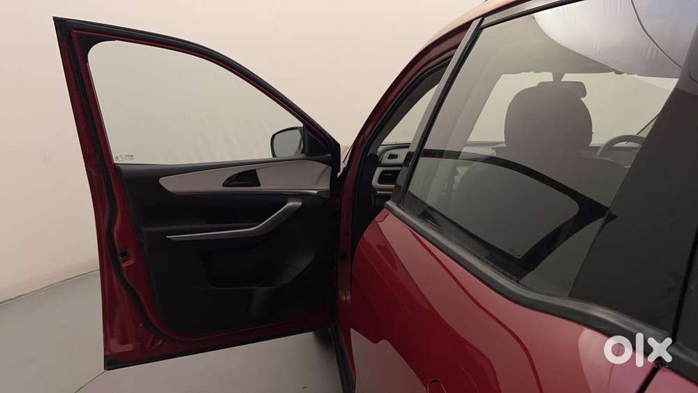 Mahindra Xuv700 2.0 Ax 3 Petrol At 5 Str, 2021, Petrol
