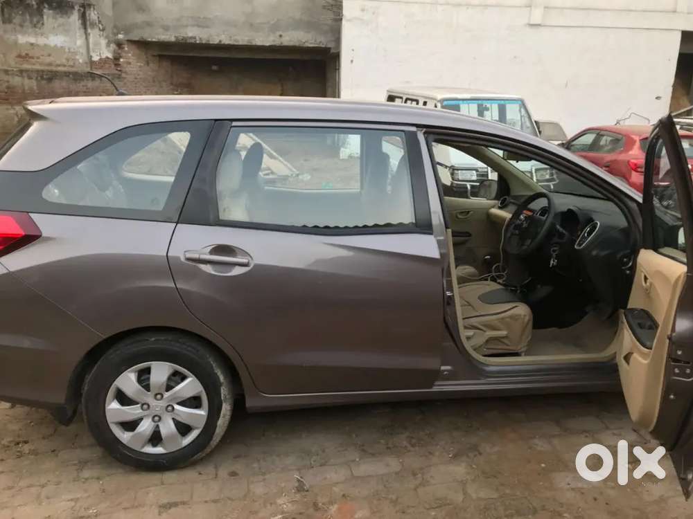 All New Honda Mobilio With One Hand Driven And Non Touched Engine.