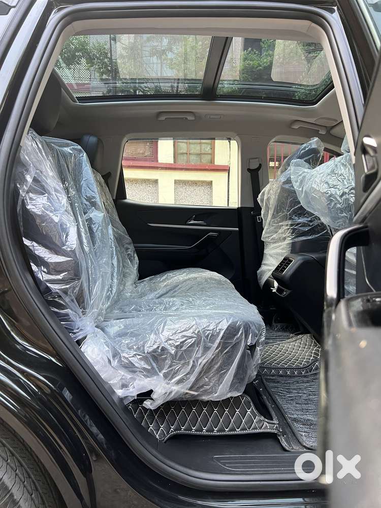 Mahindra Xuv700 2.2 Ax 7 Diesel At Luxury Pack Str, 2025, Petrol