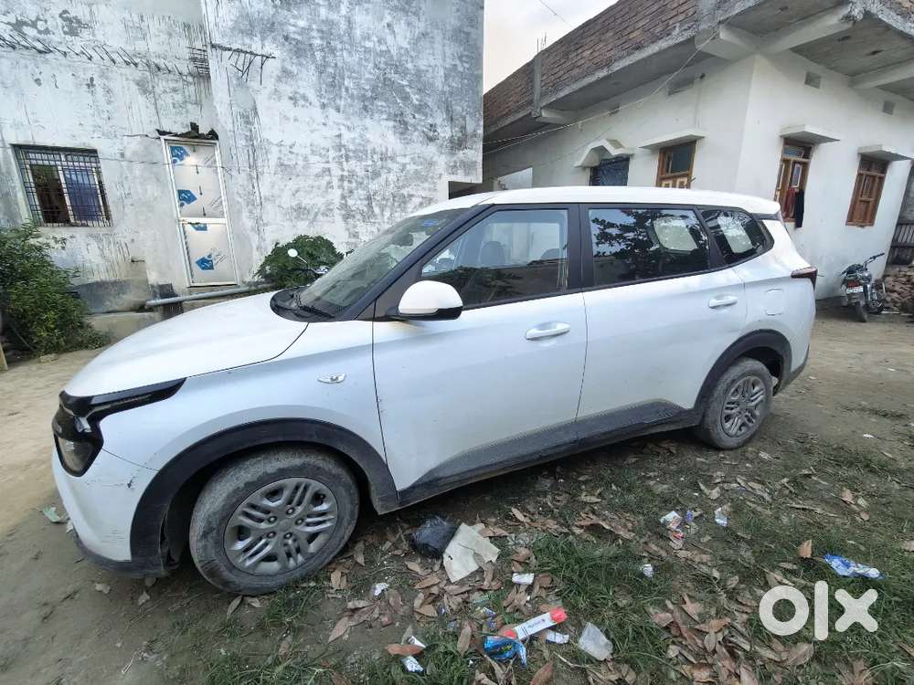 Kia Carens 2023 Petrol Well Maintained