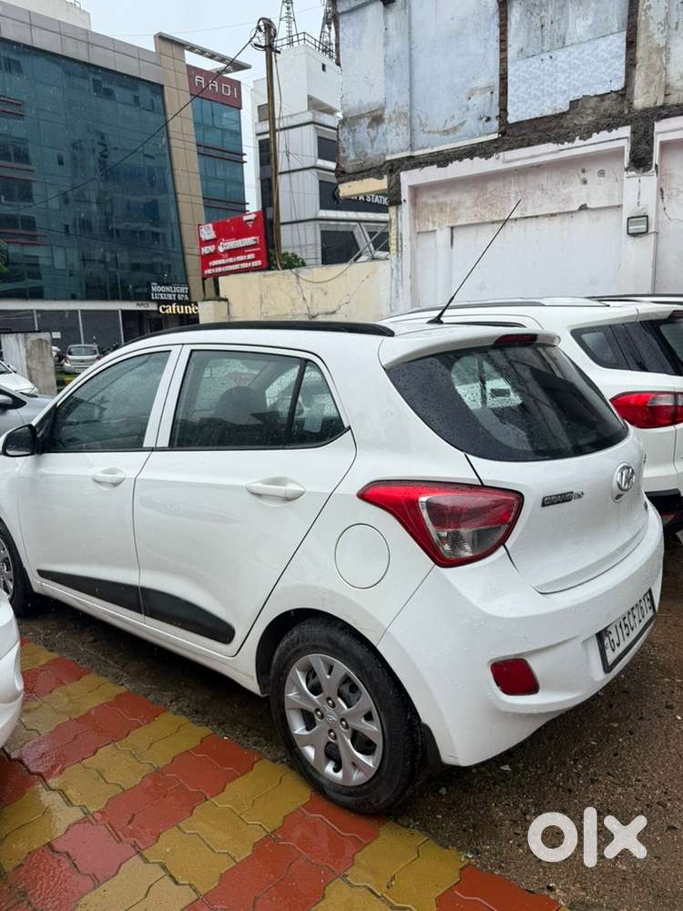 Hyundai Grand I10 2016 Petrol 70000 Km Driven