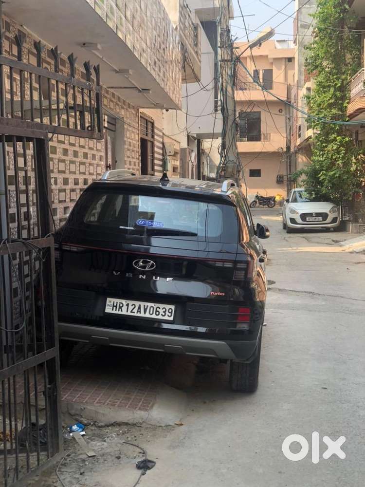 Hyundai Venue 2024 Petrol 9000 Km Driven