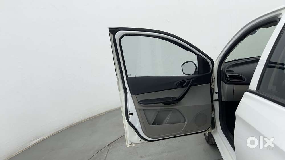 Tata Tiago 1.2 Revotron Xt, 2016, Petrol