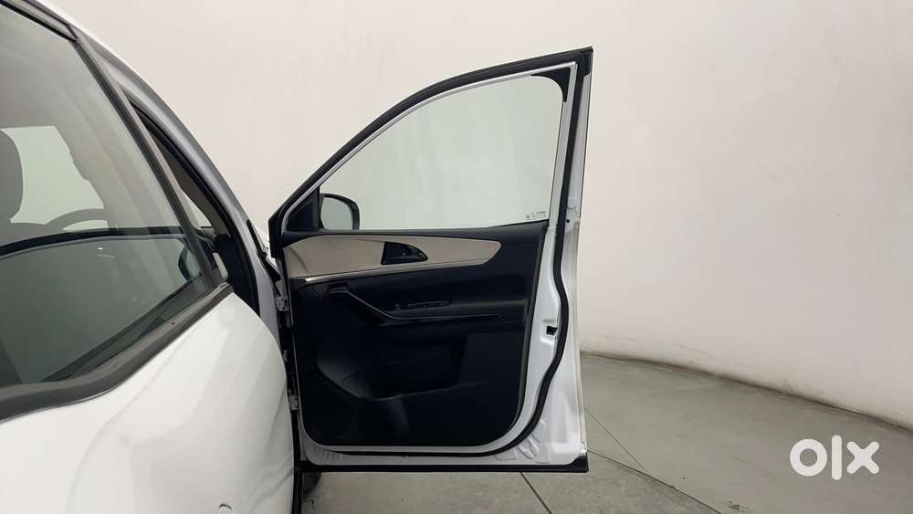 Mahindra Xuv700 2.0 Ax 5 Petrol At Str, 2022, Petrol