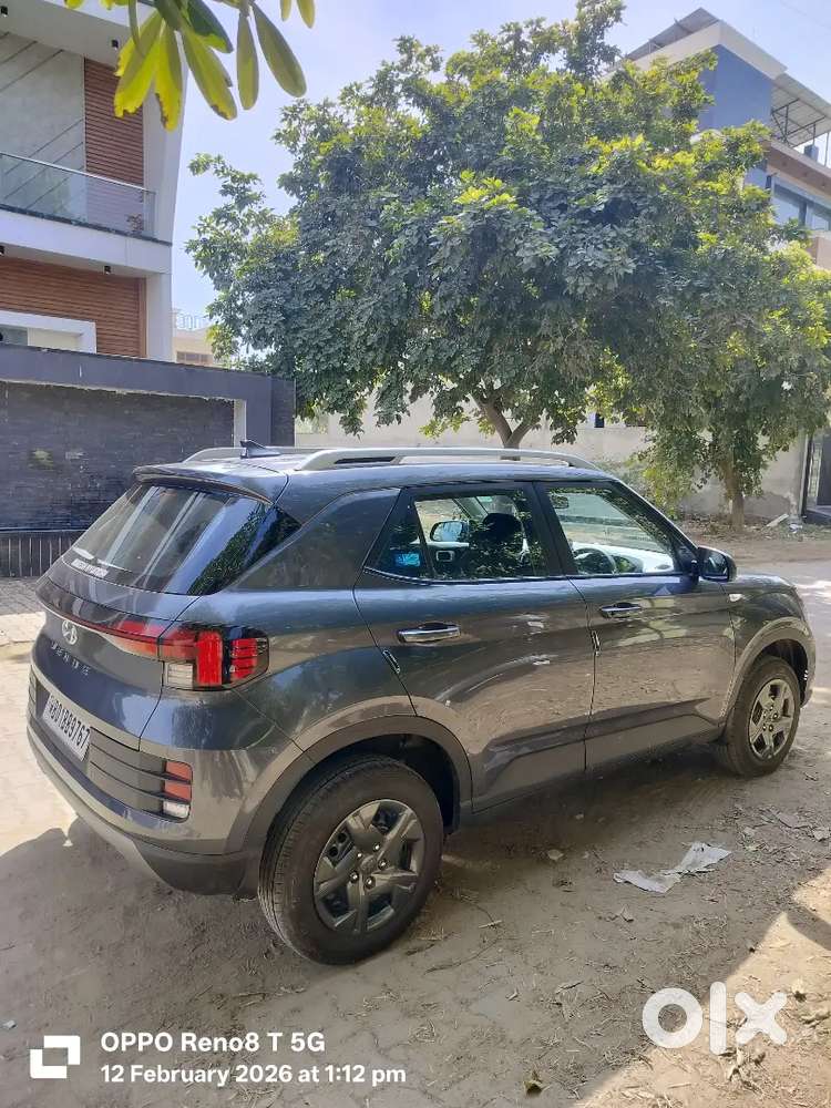 Hyundai Venue 2025 Petrol 4000 Km Driven