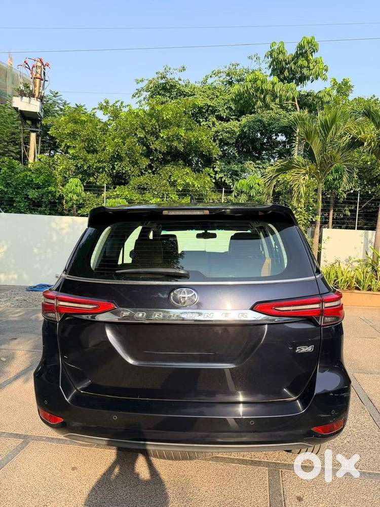 2022 Toyota Fortuner 4*4 At (black Crystalline Shine)
