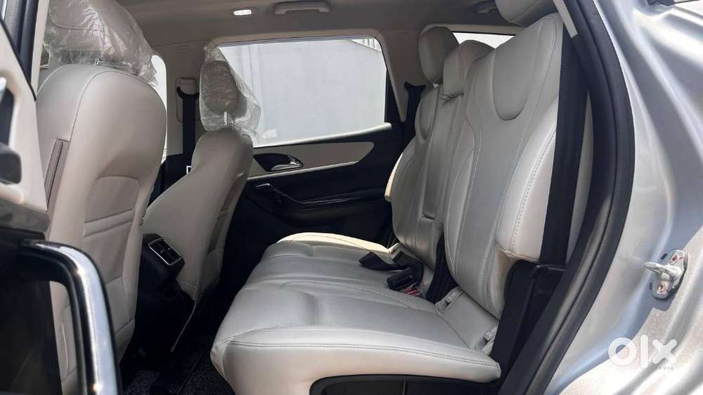 Mahindra Xuv700 Ax 3 Diesel Mt 7 Str (e), 2023, Diesel