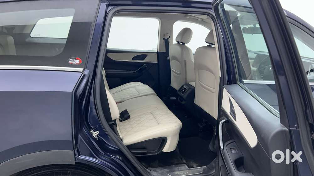 Mahindra Xuv700 2.0 Ax 5 Petrol Mt 7 Str, 2022, Petrol
