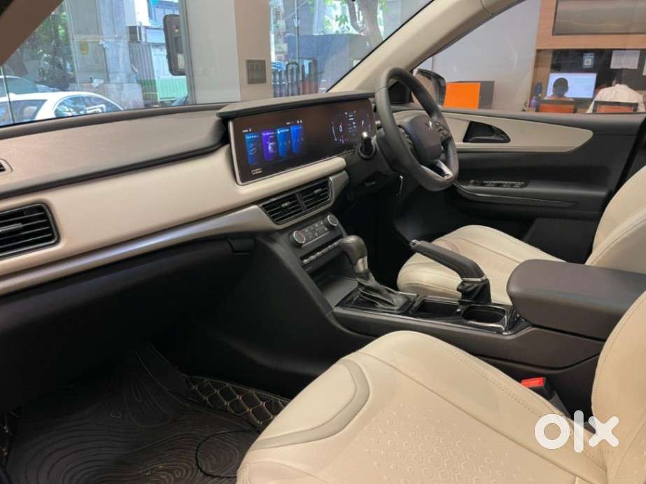 Mahindra Xuv700 2.0 Ax 5 Petrol At Str, 2024, Petrol
