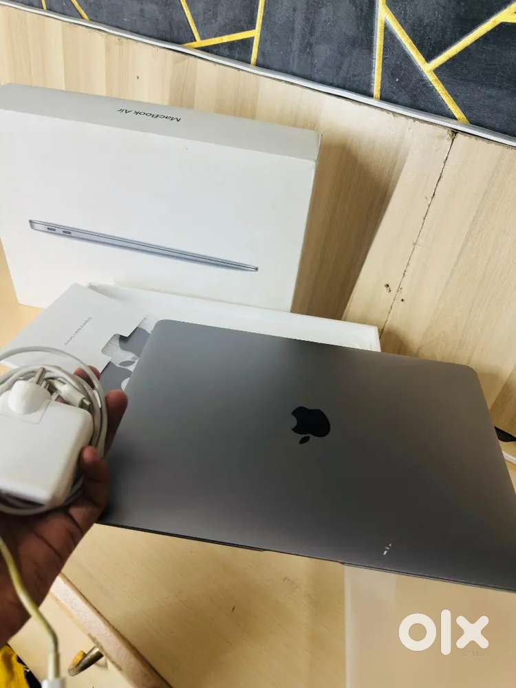 MacBook air m1 chip 2020 8gb ram 256gb ssd Battery health 86