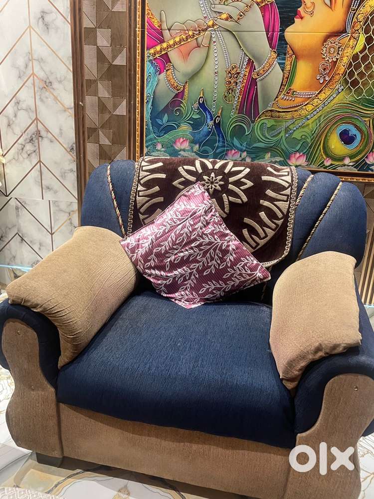 5 seater sofa set on sell, its on good to perfect condition