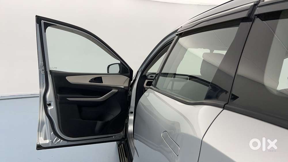 Mahindra Xuv700 2.0 Ax 3 Petrol At 5 Str, 2021, Petrol