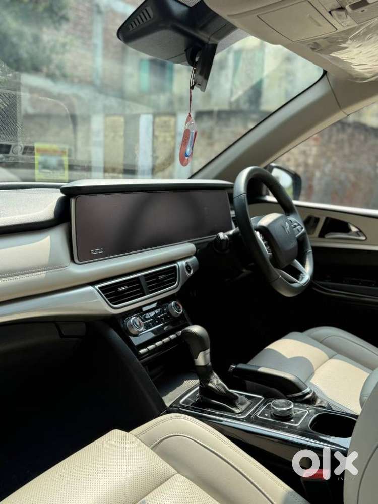 Mahindra Xuv700 2.0 Ax 7 Petrol At Str, 2024, Petrol