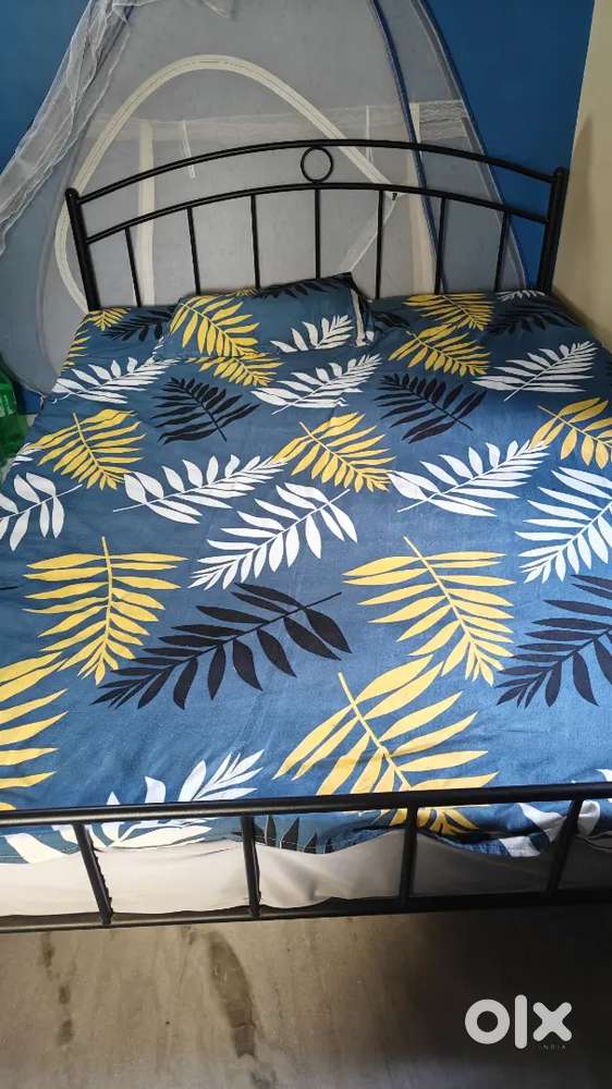 Queen size bed for sell