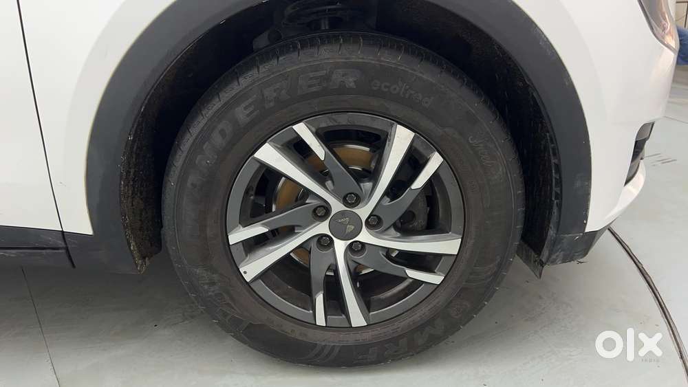 Mahindra Xuv700 2.0 Ax 5 Petrol At Str, 2022, Petrol