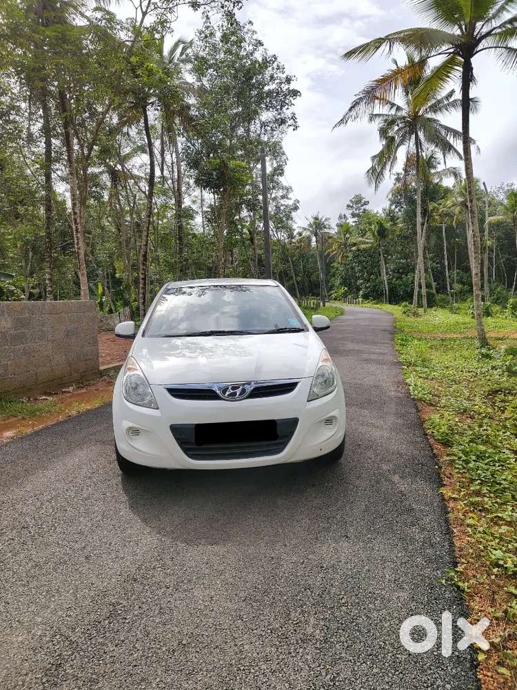 *i20 1.4 Sportz
 *2012 Model
*asking Price:2,50,000
*price Negotiable