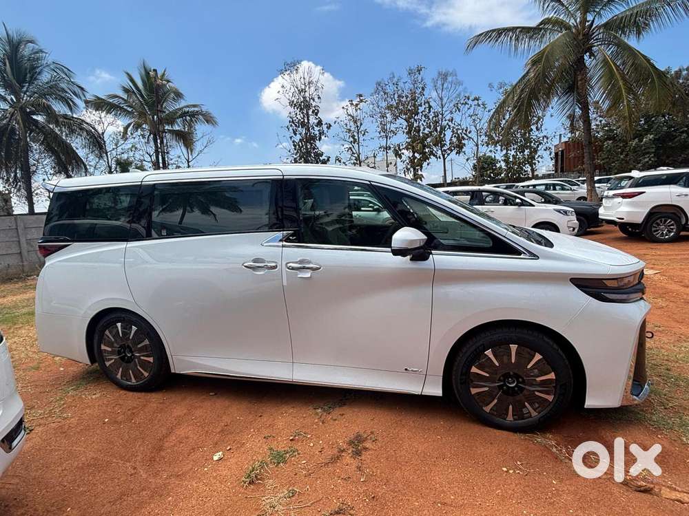 Toyota Vellfire Vip – Executive Lounge, 2025, Petrol