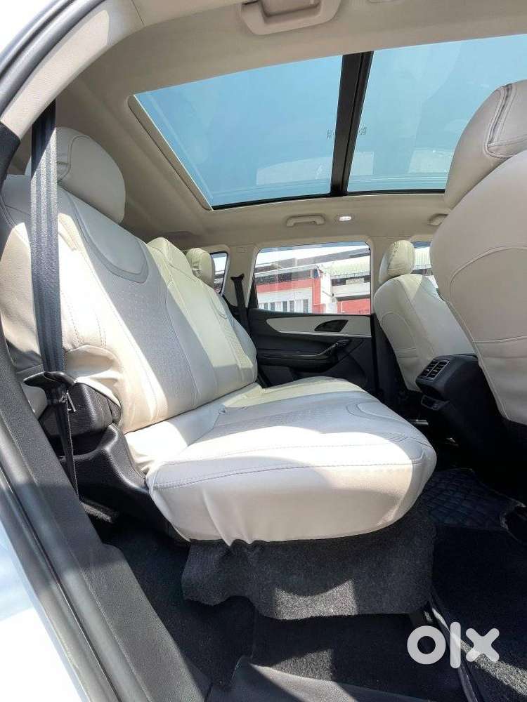 Mahindra Xuv700 Ax 5 Petrol Mt Str (e), 2022, Petrol