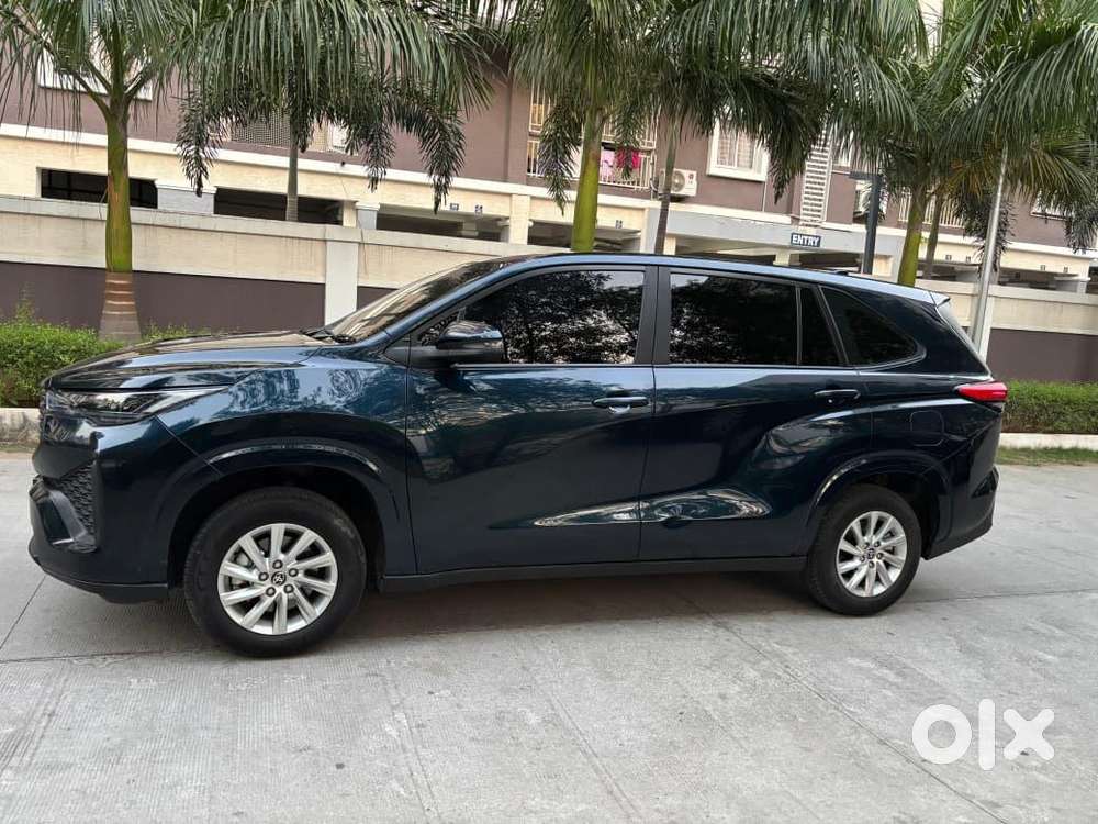 Toyota Innova Hycross 2025 Petrol 5500 Km Driven
