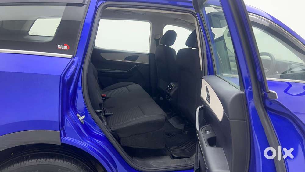 Mahindra Xuv700 2.0 Ax 5 Petrol Mt Str, 2021, Petrol