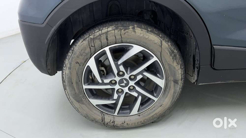 Mahindra Xuv300 1.2 W8 (o) Amt Petrol, 2023, Petrol