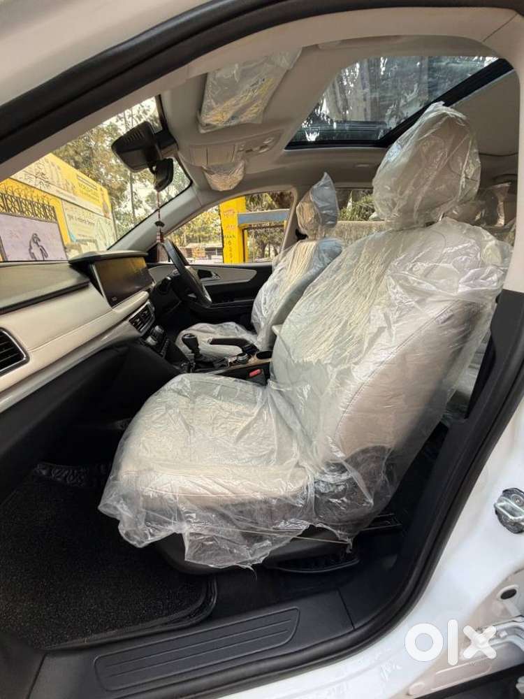 Mahindra Xuv700 2.2 Ax 7 Diesel Mt Luxury Pack Str, 2025, Diesel