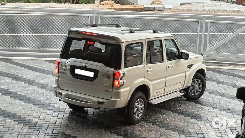 Mahindra Scorpio, 2015