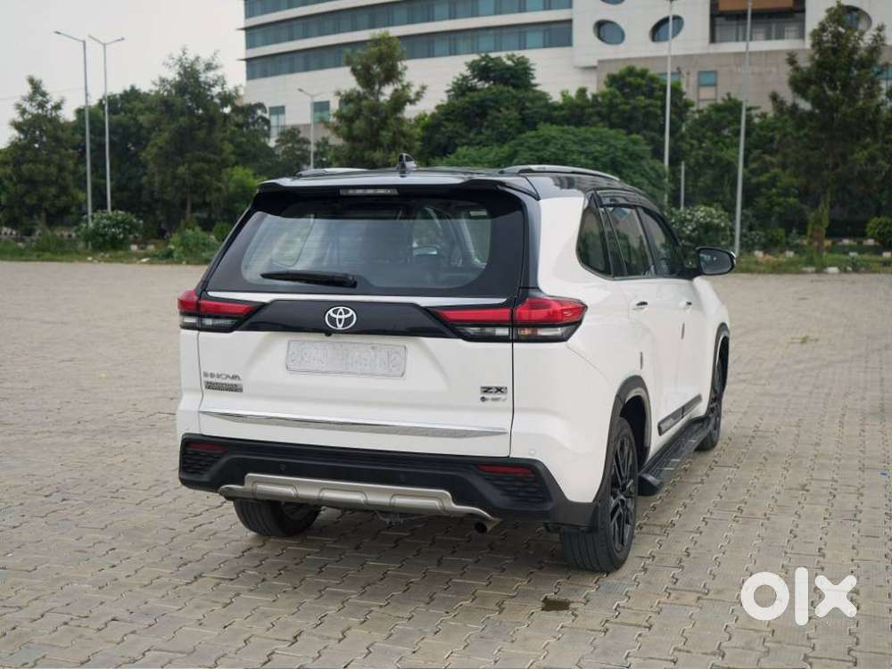 Toyota Innova Hycross 2.0 Zx (o) Hybrid 7 Str, 2025, Petrol
