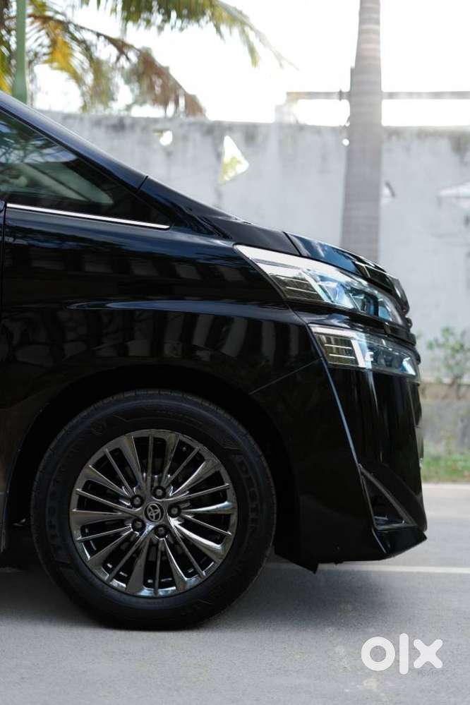 Toyota Vellfire 2.5 Executive Lounge, 2023, Petrol