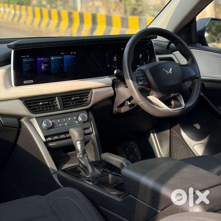 Mahindra Xuv700 2.0 Ax 5 Petrol At Str, 2023, Petrol