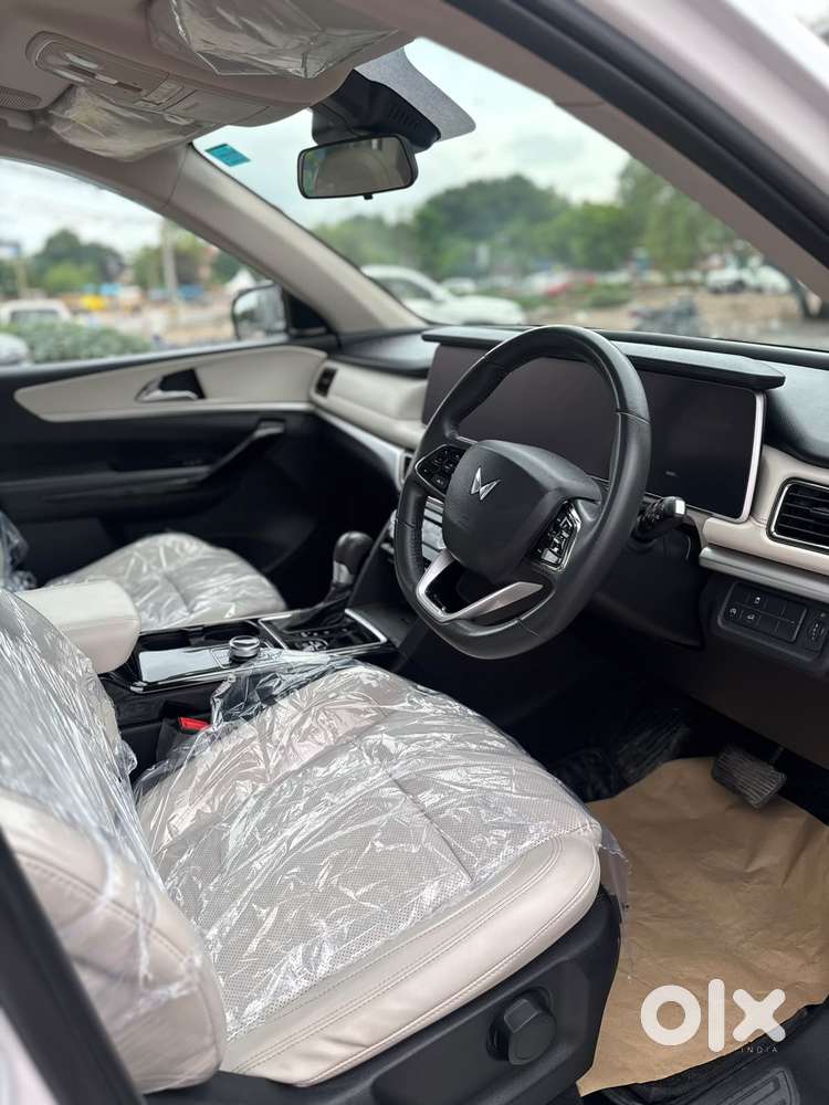 Mahindra Xuv700 2.0 Ax 7 Petrol At Luxury Pack Str, 2024, Petrol