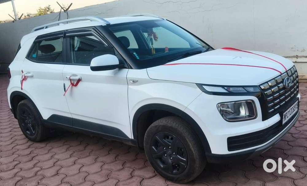 Hyundai Venue 2023 Petrol 11500 Km Driven