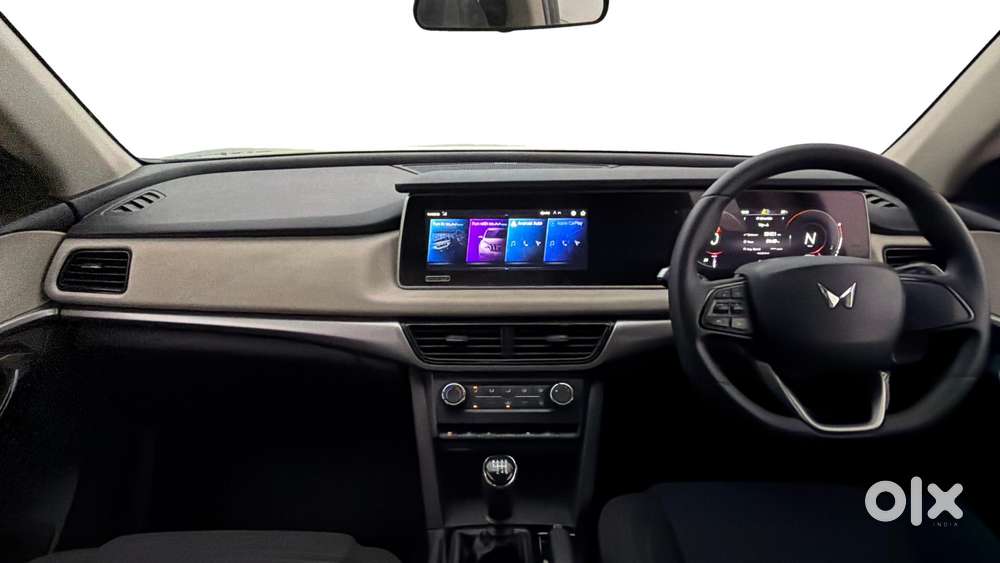Mahindra Xuv700 2.0 Ax 5 Petrol Mt 7 Str, 2023, Petrol
