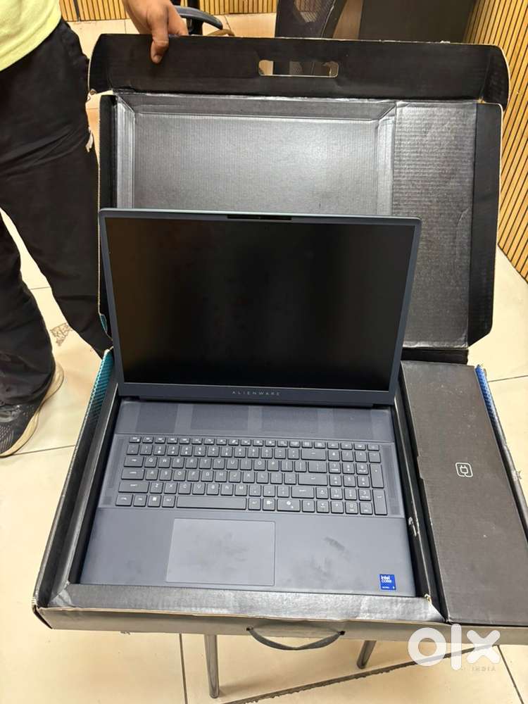 Alienware 18 Area-51, Ultra 9 275HX, with RTX 5090-24GB, Brand New