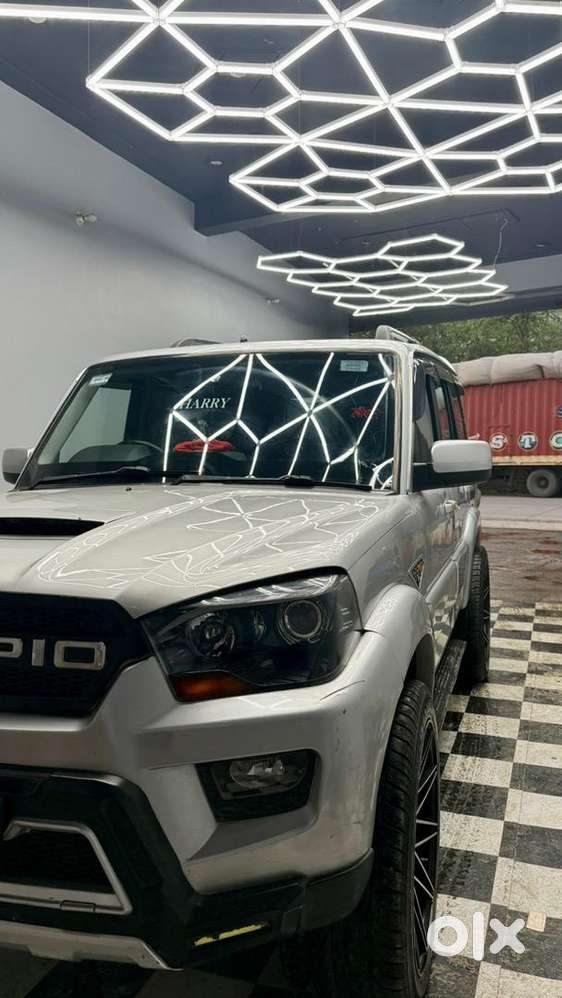 Mahindra Scorpio Classic S10 2016