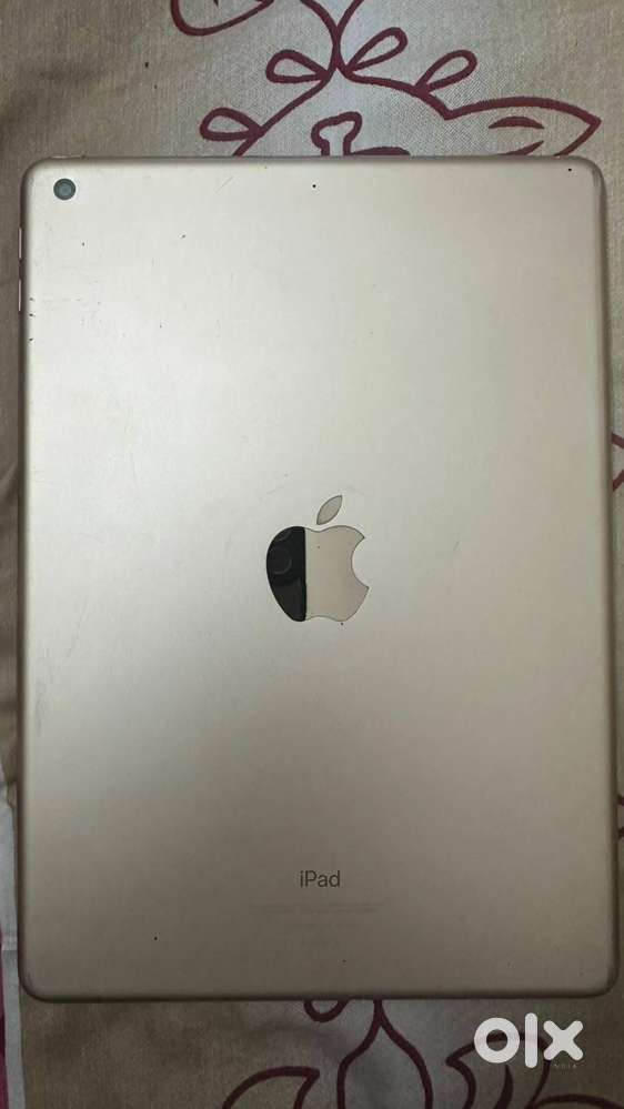 Working Apple iPad (5th generation) Wi-Fi only 9.7-inch 32GB Gold